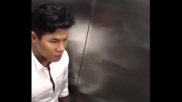 Gay bú nhau trong toilet bị quay lén